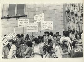 Manifestação de mulheres em frente a igreja da Sé (São Paulo-SP, Data desconhecida). / Crédito: Autoria desconhecida.