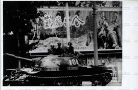 Repressão à manifestação na praça da Liberdade (China, 1989). / Crédito: Chap Hires/GAMMA.