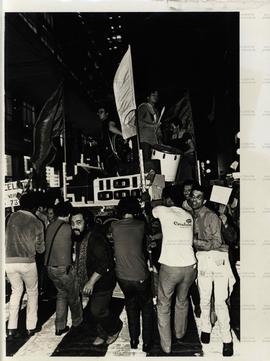 [Comício de lançamento da campanha Lula governador nas eleições de 1982, no Largo 13 de Maio (São Paulo-SP, 21 mai. 1982).] / Crédito: Ennio Brauns Filho.