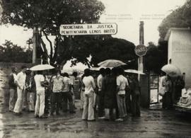 Visita de estudantes aos presos políticos (Salvador-BA, 6 mai. 1978).  / Crédito: Autoria desconhecida.