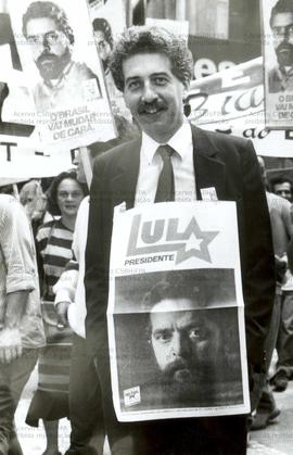 Passeata no centro bancário promovida pela candidatura “Lula Presidente” (PT) nas eleições de 1989 (São Paulo-SP, 06 set. 1989). / Crédito: Paulo Torraca