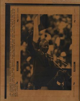 Ato em comemoração à libertação de Nelson Mandela no Estádio de Soweto, com a participação de mais de 100 mil pessoal (Joanesburgo-Africa do Sul, 13 fev. 1990). / Crédito: Autoria desconhecida/Agence France Press