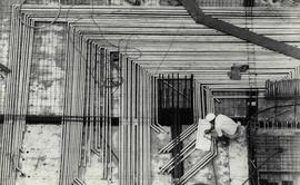 Homens trabalham em obra da construção civil (Local desconhecido, 22 dez. 1977 a 12 jan. 1978).  ...