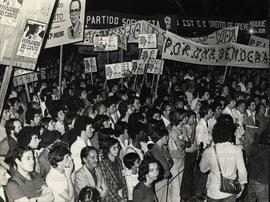Comício do Setor Jovem Metropolitano do MDB no Largo dos Açorianos (Porto Alegre-RS, 24 out. 1978). / Crédito: Autoria desconhecida/Em Tempo.