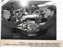Tentativa do Ministro Oscar Correa de entregar o Dossiê da Corrupção do Governo de Alagoas a Collor nas eleições de 1989 (Brasília-DF, 24 jul. 1989). / Crédito: Lula Marques/Agência Folha.