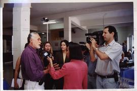 Atividade da candidatura &quot;Genoino Governador&quot; (PT) com a Prefeita Marta Suplicy (PT) ([São Paulo-SP], 2002) / Crédito: Cesar Hideiti Ogata