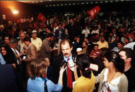 Lançamento do programa de governo na candidatura &quot;Lula Presidente&quot; (PT) nas eleições de 2002 ([São Paulo-SP?], 2002) / Crédito: Autoria desconhecida