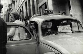 Greve dos motoristas de táxis da capital por melhores condições de trabalho e contra o aumento da gasolina (São Paulo-SP, 26 nov. 1979). / Crédito: Margarida P. Machado.
