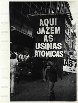 Passeata na regi&atilde;o da pra&ccedil;a da S&eacute; contra usinas nucleares e lembran&ccedil;a dos 35 anos da bomba de Hir...