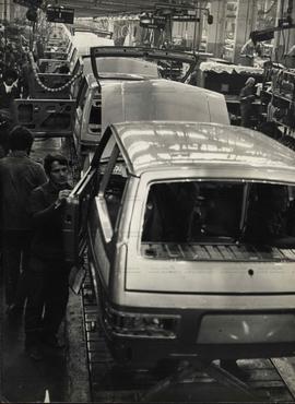 Retrato da linha de produção da fábrica Volkswagen (São Bernardo do Campo-SP, Data desconhecida). / Crédito: Autoria desconhecida.