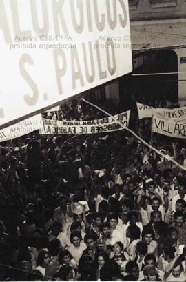 Assembleia dos metalúrgicos durante a greve (São Paulo-SP, [1979?]). Crédito: Vera Jursys