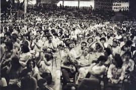 Assembleia dos professores (Apeoesp), na Praça Charles Muller (Pacaembu) (São Paulo-SP, 1982). Cr...