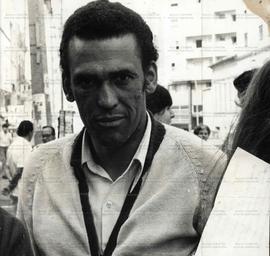 Retrato de José Pedro da Silva (Zé Pedro) em evento não identificado (Local desconhecido, [1978?]). / Crédito: Autoria desconhecida.