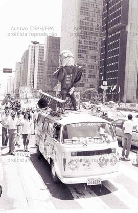 Caminhada da candidatura “Suplicy governador” (PT) e demais candidaturas petistas na Av. Paulista nas eleições de 1986 (São Paulo-SP, 03 nov. 1986). Crédito: Vera Jursys