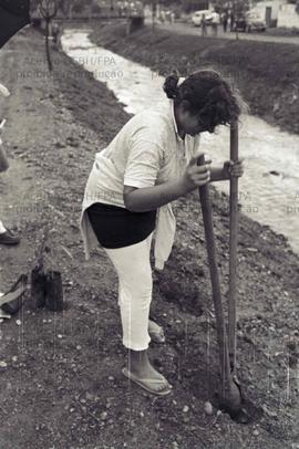Obras de saneamento básico realizadas pela Prefeitura Municipal de São Paulo (São Paulo-SP, 1989). Crédito: Vera Jursys
