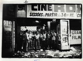 Assembleia dos metalúrgicos em greve realizada no Cine Roxy (São Paulo-SP, [24 out.] 1980). / Cré...