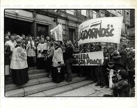 Manifestação em protesto contra a fome (Varsóvia-Polônia, 4 out. 1981). / Crédito: Josef Czarnecki/Gamma.