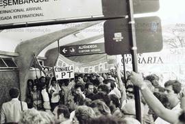 Ato de recepção a Lula em retorno de viagem à Europa, realizado no Aeroporto de Congonhas (São Paulo-SP, 1981). Crédito: Vera Jursys
