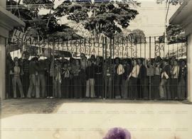 Ato dos servidores públicos na frente do Palácio dos Bandeirantes (São Paulo-SP, 24 abr. 1979). / Crédito: Autoria desconhecida.