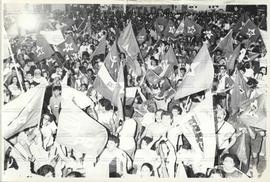 Comício da vitória promovido por candidaturas do PT no largo da Epatur após as eleições de 1992 (Porto Alegre-RS, 1992). / Crédito: Ibanes Lemos