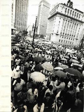 Manifestação dos servidores públicos em greve no centro de São Paulo (São Paulo-SP, mar. 1982). /...