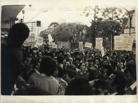 Manifestação dos comerciários (Paraná, jun. 1981). / Crédito: Autoria desconhecida.