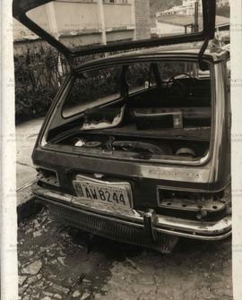 Atentado terrorista da direita contra o carro do advogado Geraldo Magela, em frente sua residência, na rua Amaro Lanari ([Belo Horizonte-MG, 13 set. 1978]). / Crédito: Autoria desconhecida.
