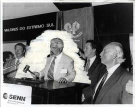Leilão de privatização da estatal gaúcha Aços Finos Piratini, adquirida pela Gerdau, realizado na Bolsa de Valores do Extremo Sul ([Porto Alegre-RS, 14 fev. 1992]). / Crédito: Luiz Abreu.