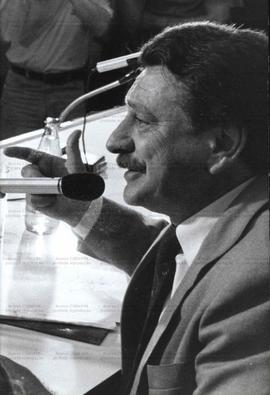 Entrevista à imprensa de Darci Accorsi, prefeito eleito, nas eleições de 1992 (Goiânia-GO, 1992). / Crédito: Rosimar Silva.