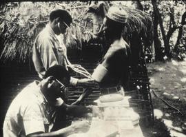[Venâncio e Sabino, médicos militantes do PAIGC, prestam atendimento à população (Guiné Bissau, [1977?]).] / Crédito: Autoria desconhecida.