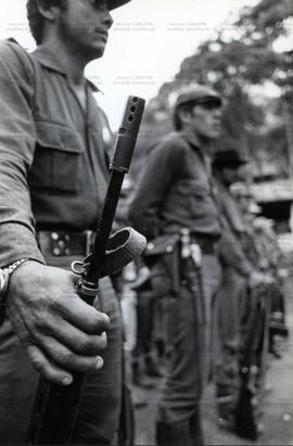 Guerrilheiros no acampamento central das FARC ([Uribe?]-Colômbia, Data desconhecida). / Crédito: ...
