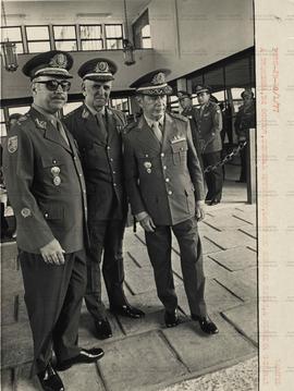 Retrato dos generais Ruy Couto, Betle e Samuel em evento não identificado ([Paraná?], jul. 1977). / Crédito: Carlos Saroyewski.