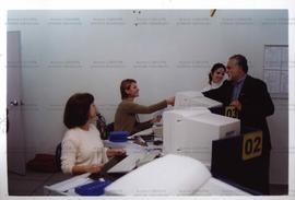 Visita de José Genoino (PT) a agência bancária nas eleições de 2002 (Jaú-SP, 2002) / Crédito: Aut...