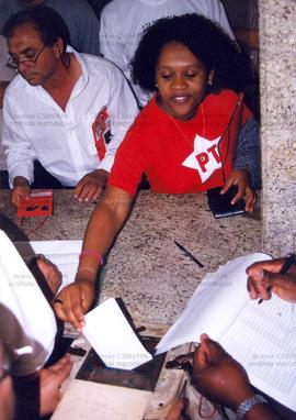 Passeata e comício no centro promovidos pela candidatura “Lula Presidente” (PT) nas eleições de 1998 (São Paulo-SP, 17 out. 1998). / Crédito: César Ogata