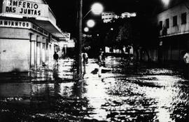Enchentes e desmoronamentos provocados por fortes chuvas em Minas Gerais (Minas Gerais, fev./abr. 1979) / Crédito: Autoria desconhecida.