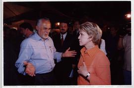 Visita de José Genoino (PT) e da Prefeita Marta Suplicy a [Feira de Livro?] não identificada, nas eleições de 2002 (São Paulo, 2002) / Crédito: Autoria desconhecida