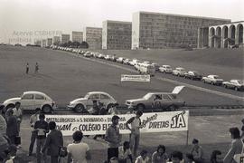 Caravana à Brasília contra a regulamentação do Colégio Eleitoral (Brasília-DF, nov. 1984). Crédito: Vera Jursys