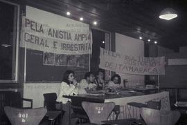 Ato pela libertação dos presos políticos de Itamaracá (Local desconhecido, data desconhecida). Crédito: Vera Jursys