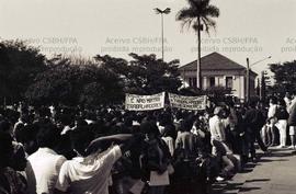 Missa de corpo presente em homenagem aos trabalhadores assassinados em Leme-SP (São Paulo-SP, 1986). Crédito: Vera Jursys