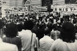 Ato pela Anistia e liberdade aos presos políticos realizado na Cinelândia (Rio de Janeiro-RJ, 26 jul. 1979).  / Crédito: Antônio Claudio.