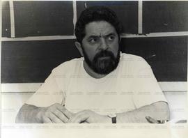 Retrato de Lula em evento não identificado (São Bernardo do Campo-SP, 1990). / Crédito: Roberto Parizotti.