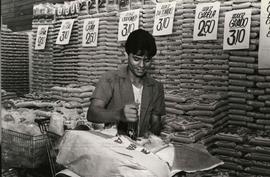 Retrato de trabalhadores marcando preços em alimentos no supermercado (Local desconhecido, Data d...