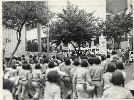 Polícia militar repreende manifestação de estudantes na Escola de Direito da Universidade Federal de Minas Gerais, UFMG (Belo Horizonte-MG, 1980).  / Crédito: Autoria desconhecida/Estado de Minas.