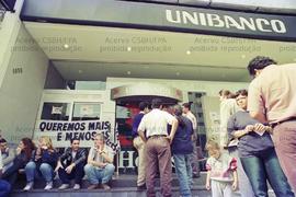 Protesto dos Bancários do Unibanco contra a falta de segurança no trabalho (São Paulo-SP, 1997). ...