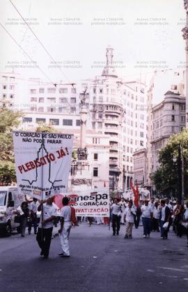 Passeata contra a privatização do Banespa (São Paulo-SP, 14 mar. 2000). / Crédito: Roberto Parizotti