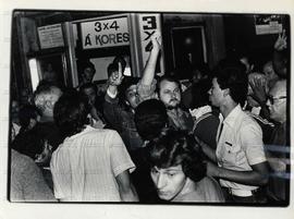 Assembleia dos metalúrgicos em greve realizada no Cine Roxy (São Paulo-SP, [24 out.] 1980). / Crédito: Jesus Carlos.