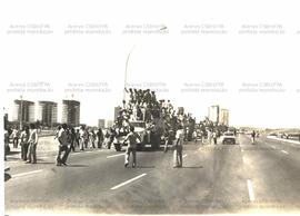 Manifestação dos trabalhadores da construção civil ([Brasília-DF?], 1979). / Crédito: Autoria des...