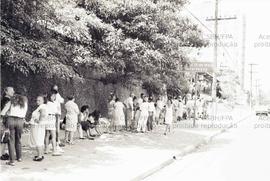 Fila de reclamações na Sabesp, na zona sul (São Paulo-SP, 20 nov. 1990). Crédito: Vera Jursys