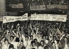 Assembleia dos metalúrgicos em greve ([Rio de Janeiro-RJ], 11 set. 1979). / Crédito: A. Philot/O Globo.