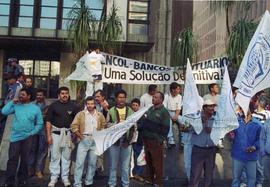 Protesto do Sindicato de Trabalhadores da Indústria da Construção Sivil contra a empreiteira Enco...
